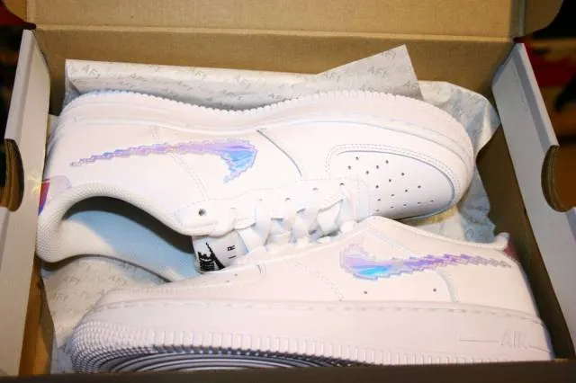 AUTHENTIC NIKE AIR FORCE 1 White Iridescent Pixel CW1577...