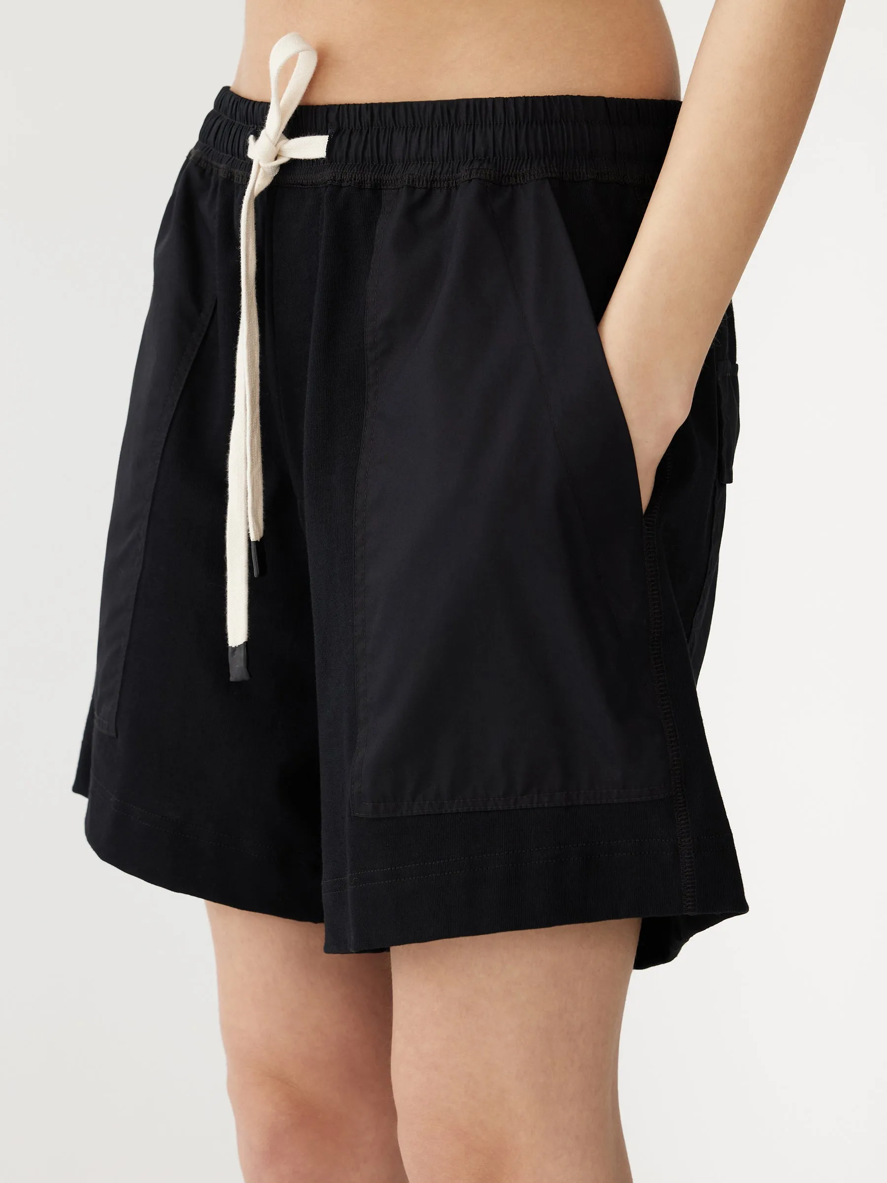 contrast pocket detail short