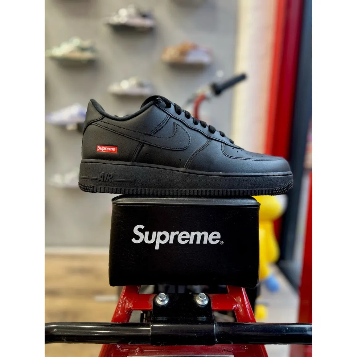 Nike Air Force 1 Low Supreme - Black