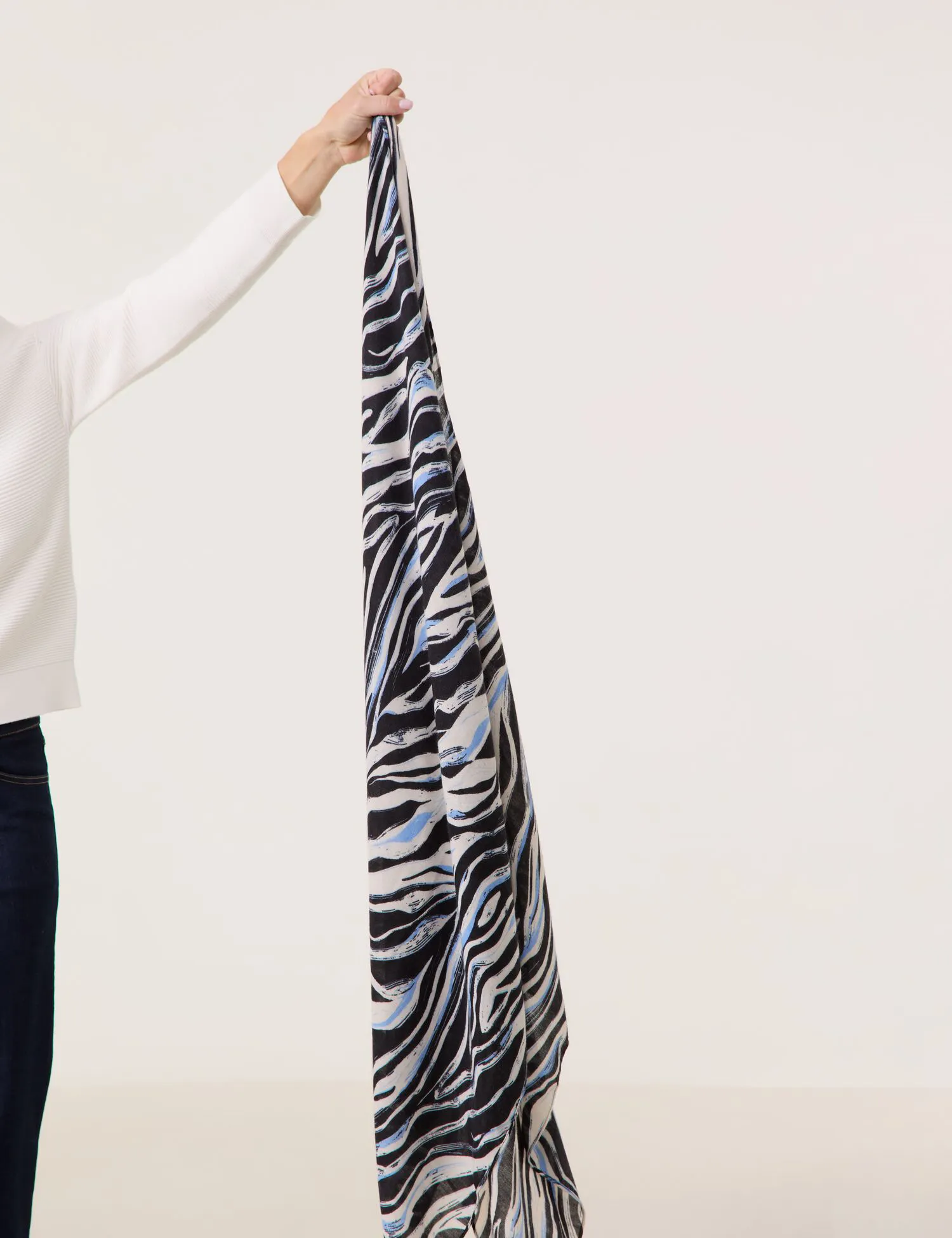 Sustainable scarf with an all-over pattern